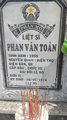 Ảnh bia mộ của liệt sĩ PHAN VĂN TOÀN