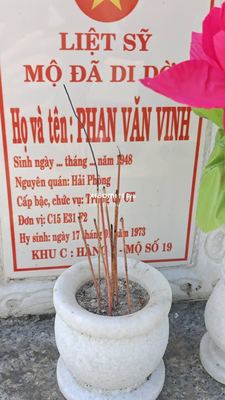 Ảnh bia mộ của liệt sĩ PHAN VĂN VINH
