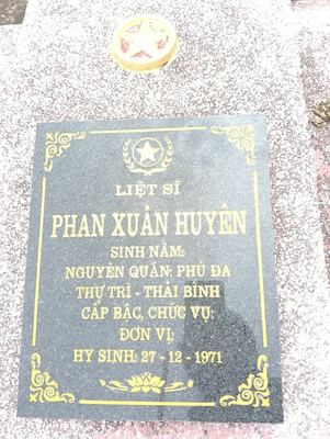 Bia mộ tại xã Hiền ninh - Xã Hiền Ninh - Huyện Quảng Ninh - Quảng Bình · ảnh: FB Nguyễn Hoàng Dương — liệt sĩ Phan Xuân Huyên