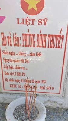 Ảnh bia mộ của liệt sĩ Phùng Đình Thuyết