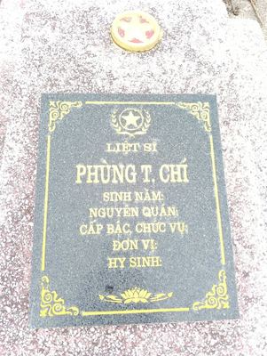 Bia mộ tại xã Hiền ninh - Xã Hiền Ninh - Huyện Quảng Ninh - Quảng Bình · ảnh: FB Nguyễn Hoàng Dương — liệt sĩ Phùng T Chí