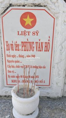 Ảnh bia mộ của liệt sĩ Phùng Văn Hồ