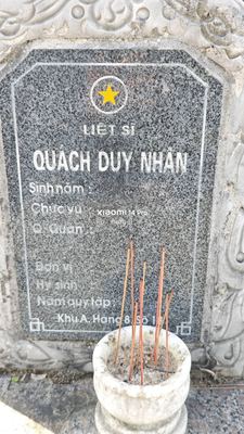 Ảnh bia mộ của liệt sĩ Quách Duy Nhân