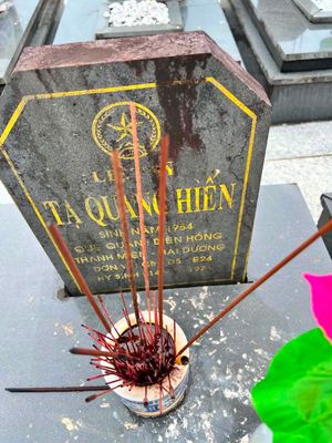 Ảnh bia mộ của liệt sĩ Tạ Quang Hiến
