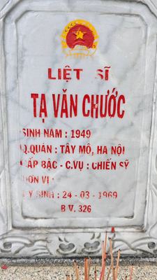 Ảnh bia mộ của liệt sĩ Tạ Văn Chước