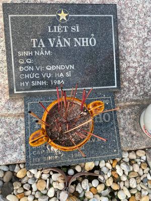 Ảnh bia mộ của liệt sĩ Tạ Văn Nhỏ