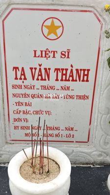 Ảnh bia mộ của liệt sĩ Ta Văn Thành