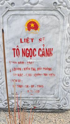 Ảnh bia mộ của liệt sĩ Tô Ngọc Cảnh