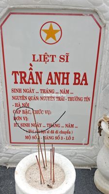 Ảnh bia mộ của liệt sĩ Trần Anh Ba