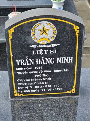 Ảnh bia mộ của liệt sĩ Trần Đắng Ninh