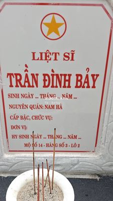 Ảnh bia mộ của liệt sĩ Trần Đình Bảy