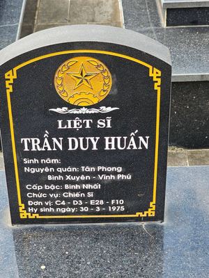 Ảnh bia mộ của liệt sĩ Trần Duy Huấn
