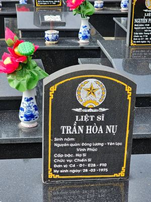 Ảnh bia mộ của liệt sĩ Trần Hòa Nụ