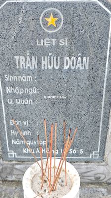 Ảnh bia mộ của liệt sĩ Trần Hữu Doãn