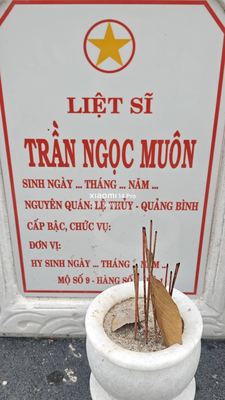 Ảnh bia mộ của liệt sĩ Trần Ngọc Muôn