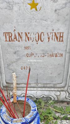 Bia mộ tại Nghĩa trang xã Bình Định - Huyện Thăng Bình - Quảng Nam · ảnh: Be You — liệt sĩ TRẦN NGỌC VINH