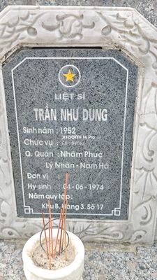 Ảnh bia mộ của liệt sĩ Trần Như Dụng