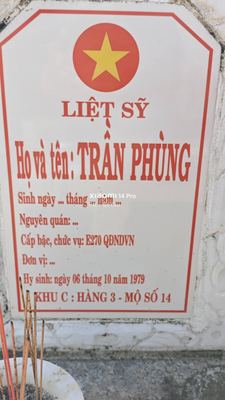 Ảnh bia mộ của liệt sĩ Trần Phùng