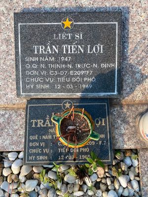 Ảnh bia mộ của liệt sĩ Trần Tiến Lợi