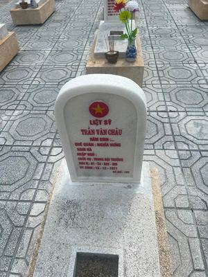 Bia mộ tại Nghĩa trang liệt sĩ Huyện Cam Lộ - tỉnh Quảng Trị · ảnh: Nguyen Hoa — liệt sĩ TRẦN VĂN CHÂU