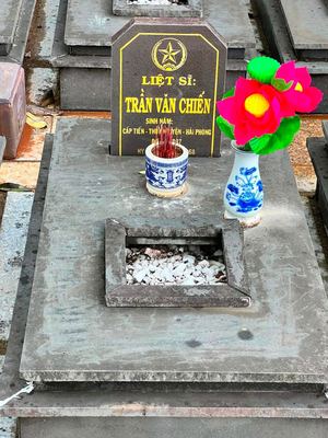 Ảnh bia mộ của liệt sĩ Trần Văn Chiến