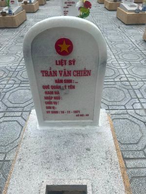 Bia mộ tại Nghĩa trang liệt sĩ Huyện Cam Lộ - tỉnh Quảng Trị · ảnh: Nguyen Hoa — liệt sĩ TRẦN VĂN CHIẾN