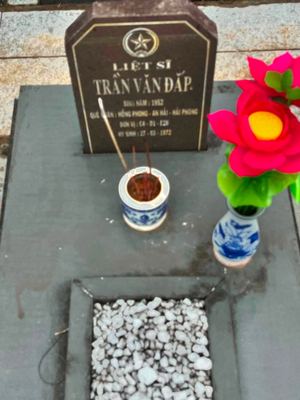 Ảnh bia mộ của liệt sĩ Trần Văn Đắp