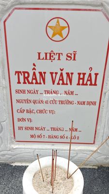 Ảnh bia mộ của liệt sĩ Trần Văn Hải