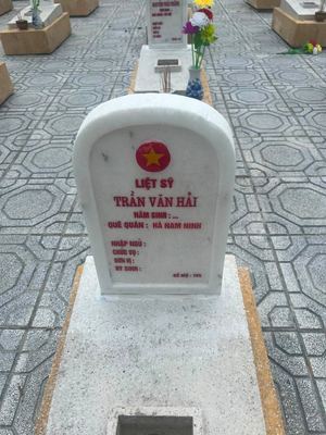 Bia mộ tại Nghĩa trang liệt sĩ Huyện Cam Lộ - tỉnh Quảng Trị · ảnh: Nguyen Hoa — liệt sĩ TRẦN VĂN HẢI