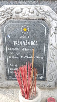 Bia mộ tại Quế Thọ - Huyện Núi Thành - Quảng Nam · ảnh: Be You — liệt sĩ TRẦN VĂN HÒA