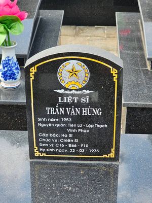 Ảnh bia mộ của liệt sĩ Trần Văn Hùng