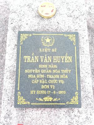 Bia mộ tại xã Hiền ninh - Xã Hiền Ninh - Huyện Quảng Ninh - Quảng Bình · ảnh: FB Nguyễn Hoàng Dương — liệt sĩ Trần văn Huyền