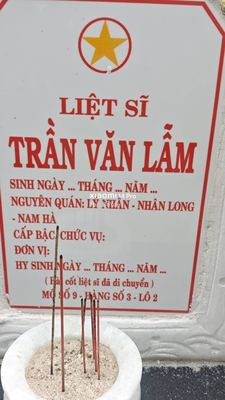 Ảnh bia mộ của liệt sĩ Trần Văn Lẩm
