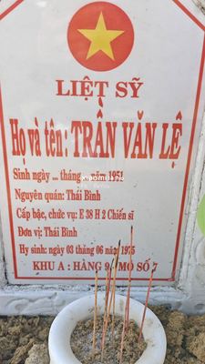 Ảnh bia mộ của liệt sĩ Trần Văn Lệ