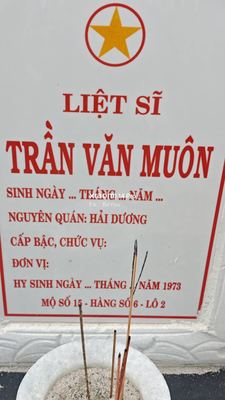 Ảnh bia mộ của liệt sĩ Trần Văn Muôn