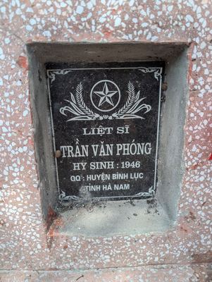 Bia mộ tại Nghĩa trang xã Tam Hưng - Xã Tam Hưng - Huyện Thanh Oai - Hà Nội · ảnh: Quynh Tu — liệt sĩ TRẦN VĂN PHÓNG