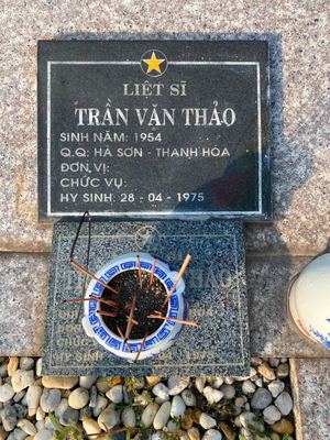 Bia mộ tại Nghĩa trang liệt sĩ Huyện Bến Cát - tỉnh Bình Dương · ảnh: Lê Phượng — liệt sĩ Trần Văn Thảo