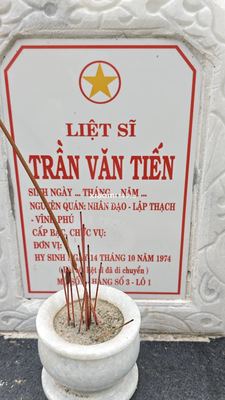 Bia mộ tại Xã Quế Long - Huyện Núi Thành - Quảng Nam · ảnh: Be You — liệt sĩ TRẦN VĂN TIẾN