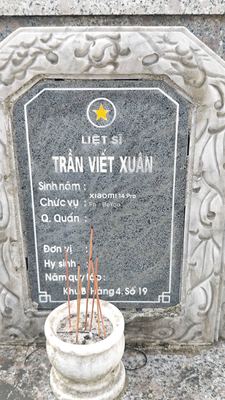 Ảnh bia mộ của liệt sĩ Trần Viết Xuân