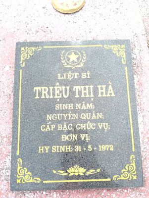 Bia mộ tại xã Hiền ninh - Xã Hiền Ninh - Huyện Quảng Ninh - Quảng Bình · ảnh: FB Nguyễn Hoàng Dương — liệt sĩ Triệu Thị Hà