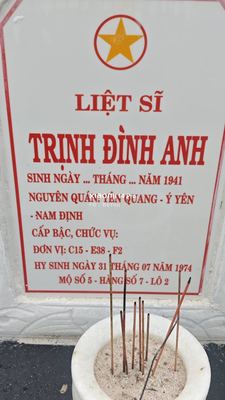 Ảnh bia mộ của liệt sĩ Trịnh Đình Anh