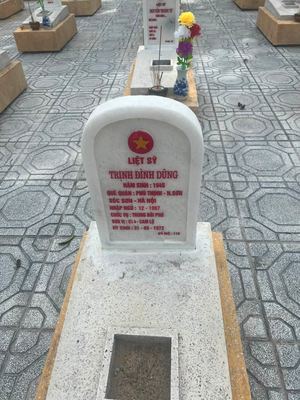 Bia mộ tại Nghĩa trang liệt sĩ Huyện Cam Lộ - tỉnh Quảng Trị · ảnh: Nguyen Hoa — liệt sĩ TRỊNH ĐÌNH DŨNG