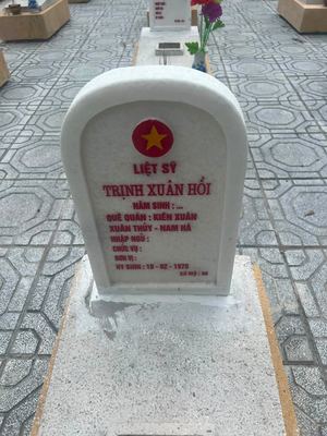 Bia mộ tại Nghĩa trang liệt sĩ Huyện Cam Lộ - tỉnh Quảng Trị · ảnh: Nguyen Hoa — liệt sĩ TRỊNH XUÂN HỒI