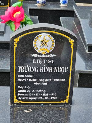 Ảnh bia mộ của liệt sĩ Trương Đình Ngọc