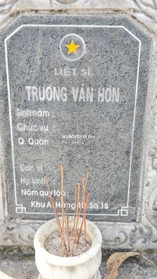 Ảnh bia mộ của liệt sĩ Trương Văn Hơn