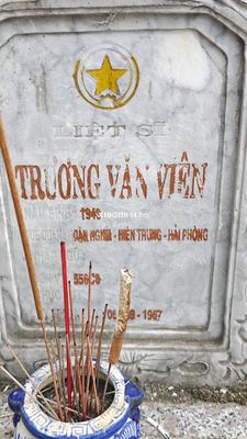 Bia mộ tại Nghĩa trang xã Bình Định - Huyện Thăng Bình - Quảng Nam · ảnh: Be You — liệt sĩ TRƯƠNG VĂN VIÊN