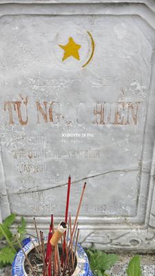 Ảnh bia mộ của liệt sĩ Từ Ngọc Hiền