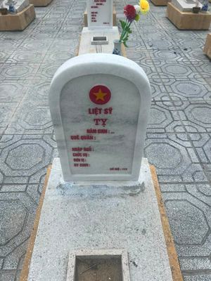 Bia mộ tại Nghĩa trang liệt sĩ Huyện Cam Lộ - tỉnh Quảng Trị · ảnh: Nguyen Hoa — liệt sĩ TY