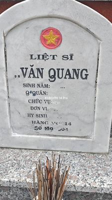 Ảnh bia mộ của liệt sĩ Văn Quang