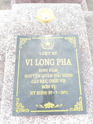 Bia mộ tại xã Hiền ninh - Xã Hiền Ninh - Huyện Quảng Ninh - Quảng Bình · ảnh: FB Nguyễn Hoàng Dương — liệt sĩ Vĩ Long Pha